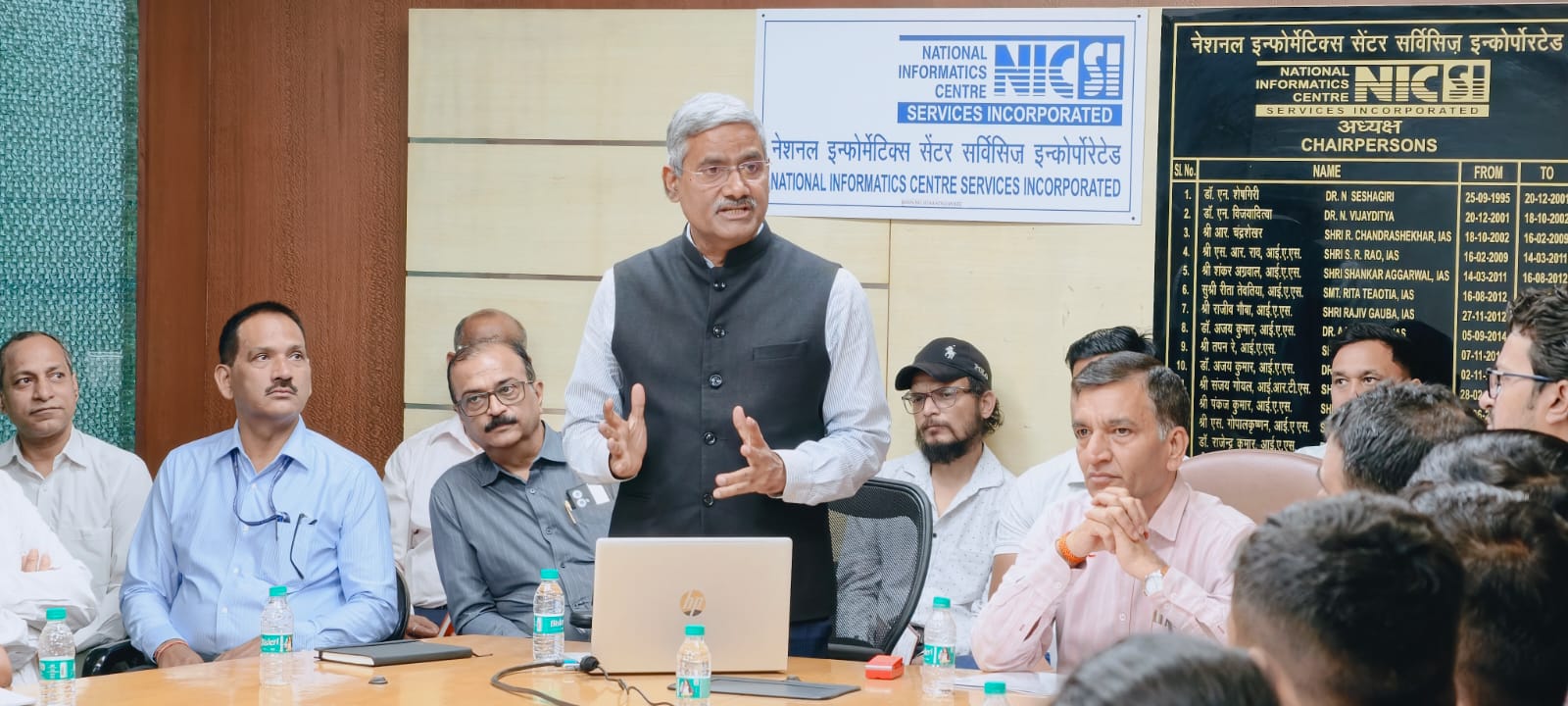Shri Alok Tiwari addressing NICSI employees during a Let Us Learn session
